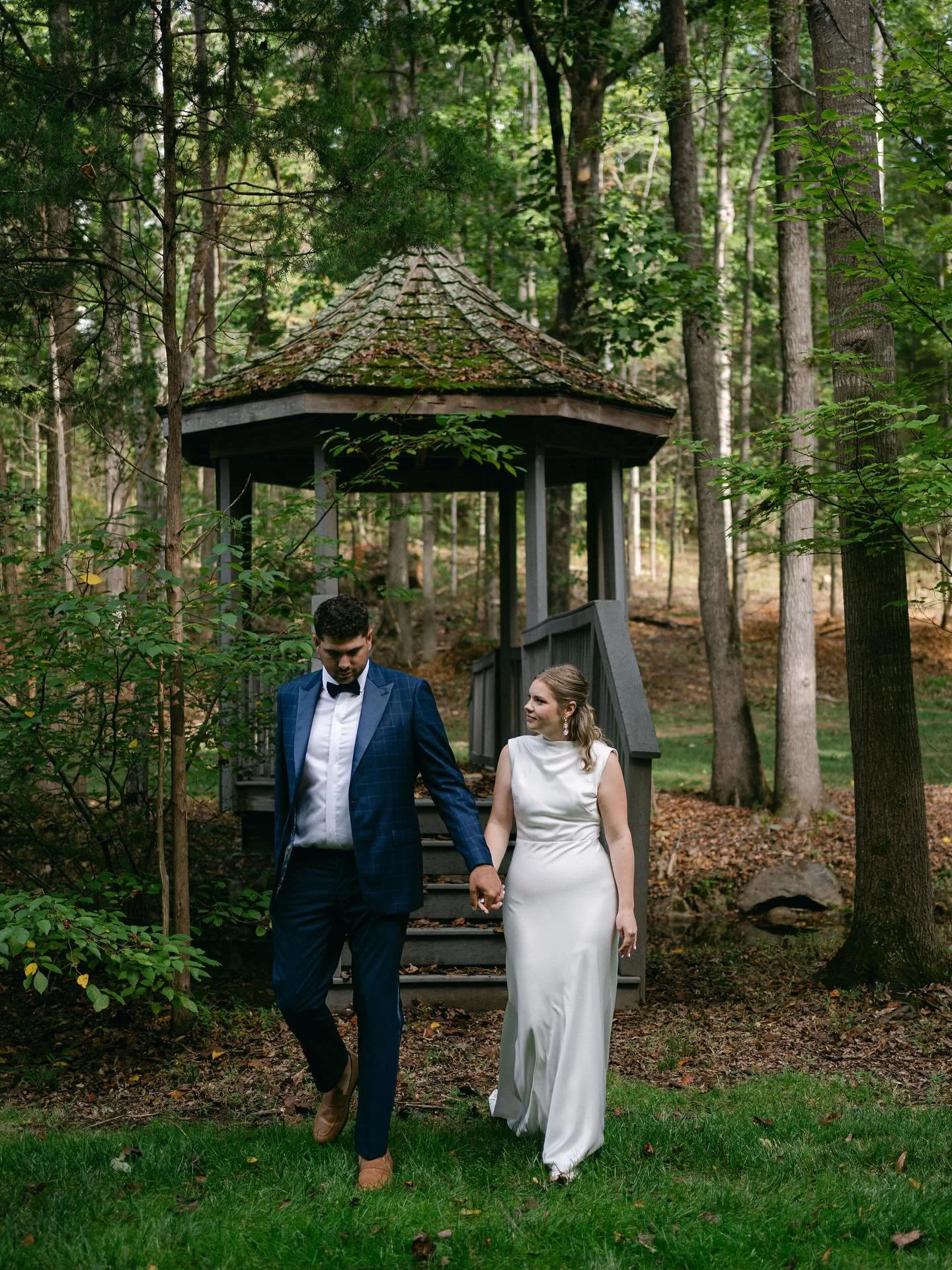 A bluebird sky wedding day photographing yesterday for Gracie + Rob on her family&rsquo;s beautiful property! I loved all the bright and cheerful color under the tent!
design &amp; coordination @helpful_han 
floral @artisanbloomschs 
video @thomasmal