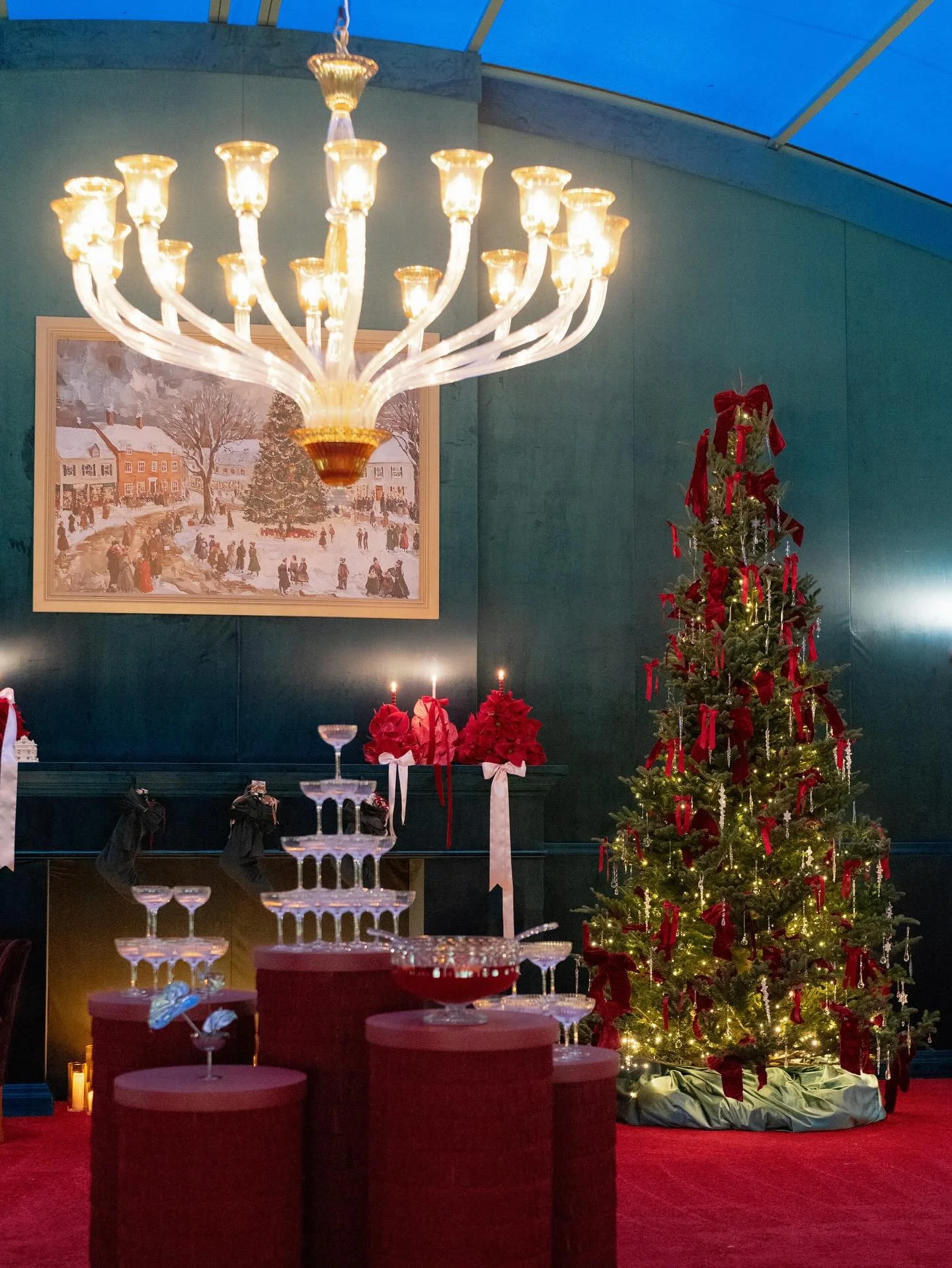 Thursday night was Merry &amp; Bright at @dunlinauberge for @laurynprattes @abbyjiu annual Ornament Exchange! 🎄✨🥂the evening felt like you were inside a delightful fairytale snow globe- so much fun and so glad @curatedeventscharleston was a part of