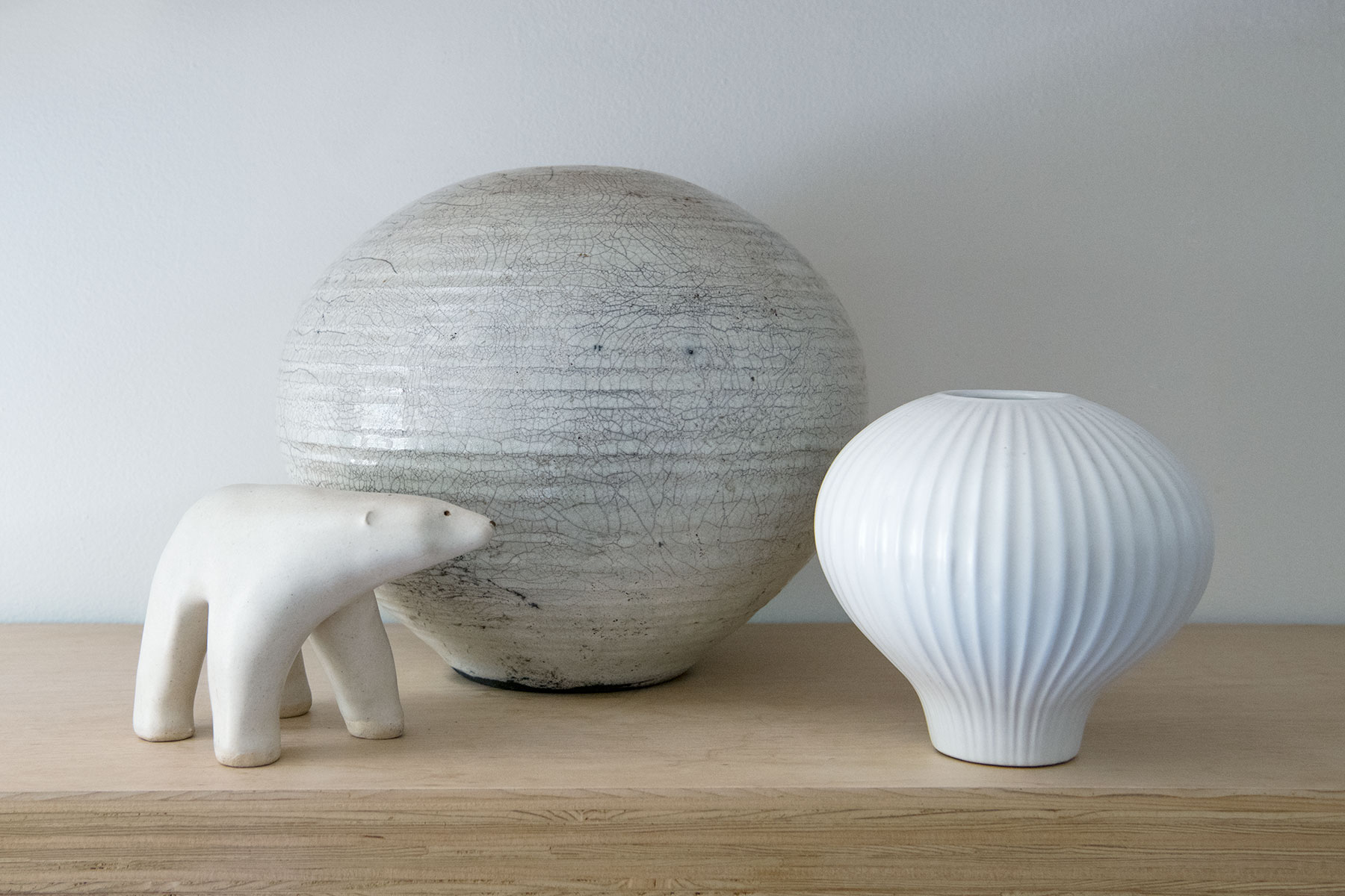 Sara-Rogers-Interior-Design-Accessories-Pottery-Monochromatic-Scheme-Inspiration_DSC1177.jpg