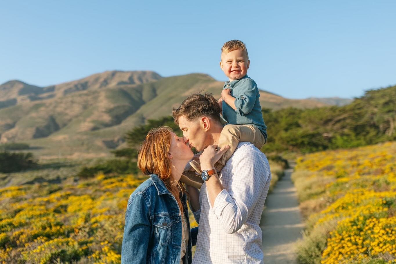 So happy to have sunshine for Kate&rsquo;s family session after a gloomy week! 🌞 Garrapata&rsquo;s colors right now are so beautiful 💛