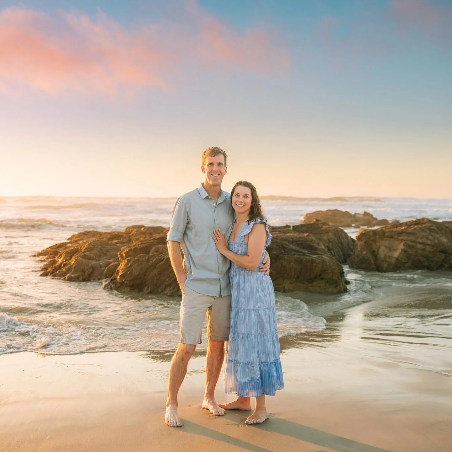 The pink skies made an appearance just in time for a photo of mom and dad 🤍

#montereyfamilyphotographer #carmelfamilyphotographer #montereybayparent #fallfamilyphotos #beachfamilyphotos