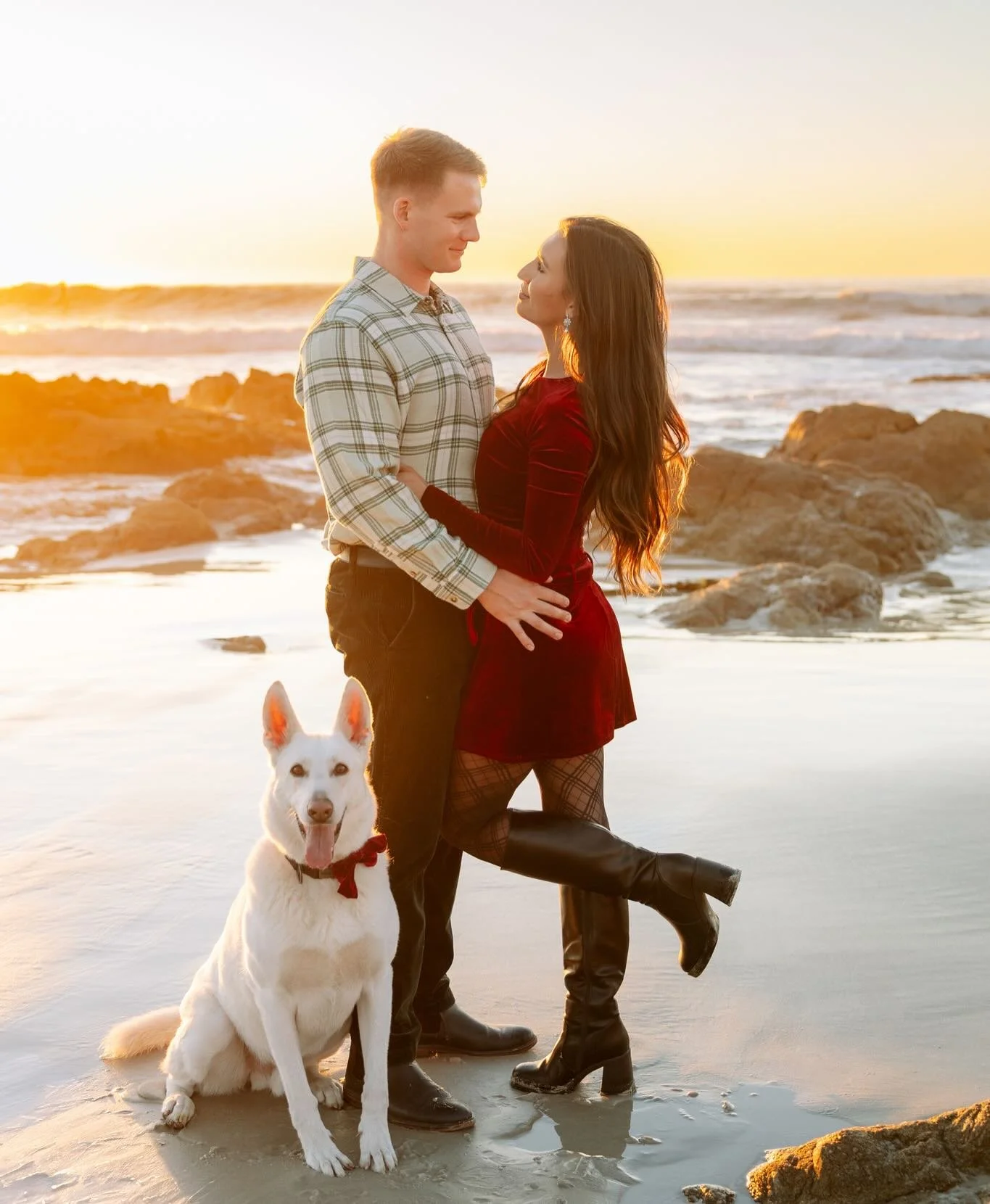 A Coastal Christmas 🌊🎄✨

It&rsquo;s bittersweet to be wrapping up my last few shoots of the year. This year has been a huge blessing with new clients, experiences and friends. 

I hope you all have a Merry Christmas and Happy New Year! My website a