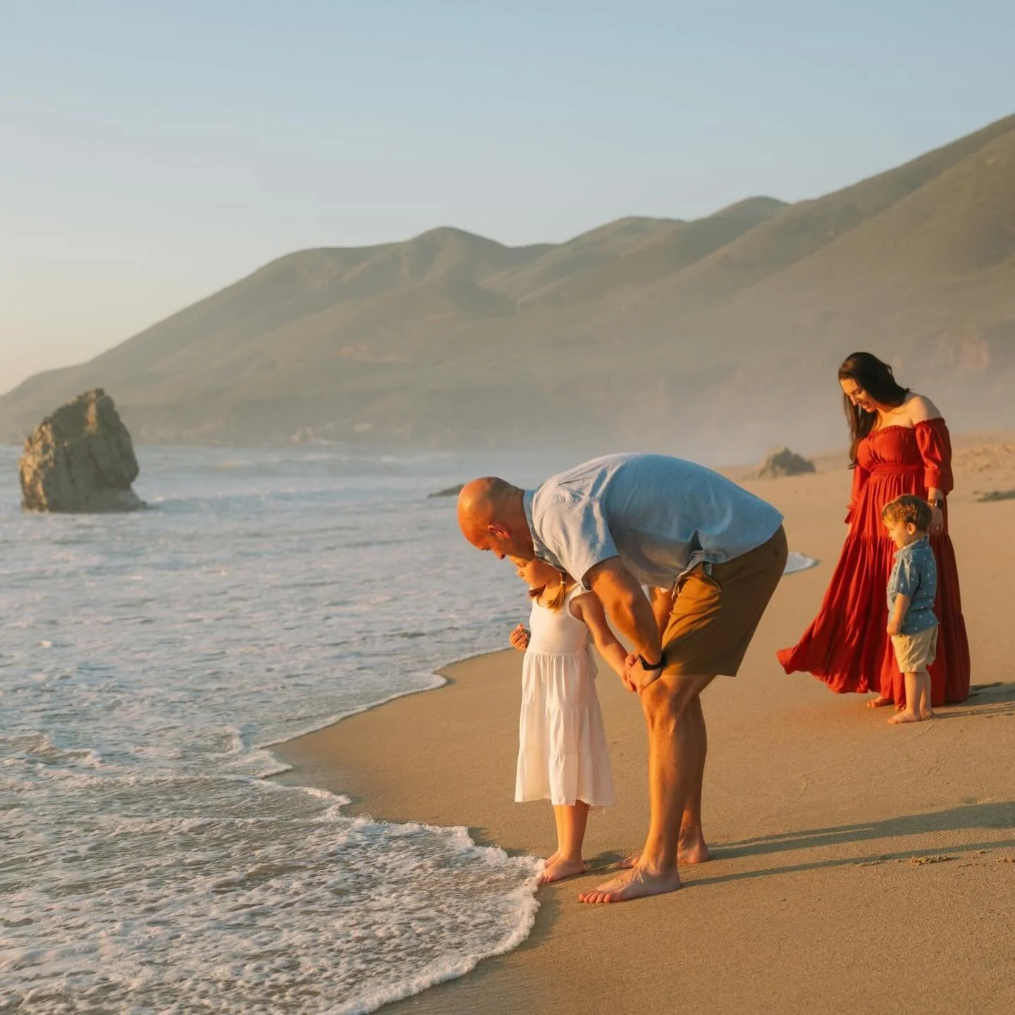 They paused for a second and I didn&rsquo;t say a word.
Because these are the moments you can&rsquo;t plan.

The waves, the kids, everyone just being together for a minute&hellip; it doesn&rsquo;t need direction.

Often, these are the photos people e