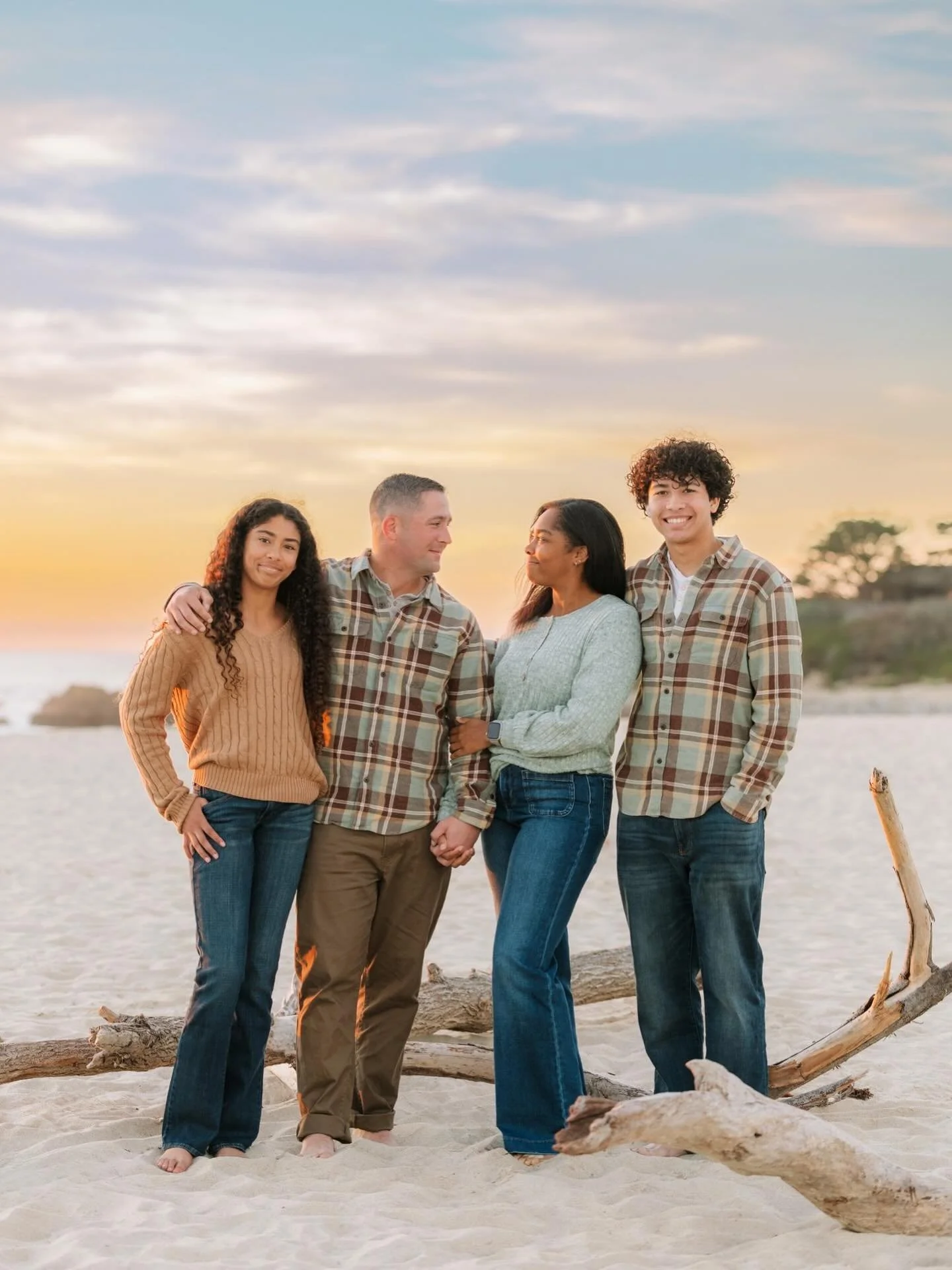 It&rsquo;s not about everyone standing perfectly or looking at the camera at the same time&hellip;
It&rsquo;s about the quiet glances, the natural closeness, the way it feels to just be together.

Nothing rushed. Nothing performative.

Before your se