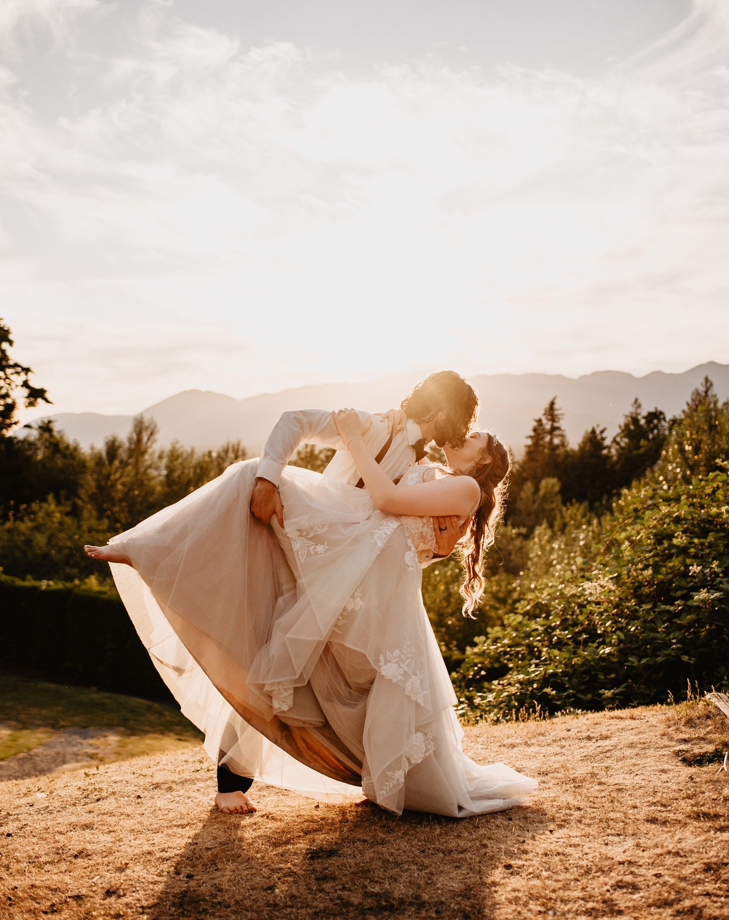 You won't regret taking a few moments from your reception to capture some ✨ golden hour magic ✨