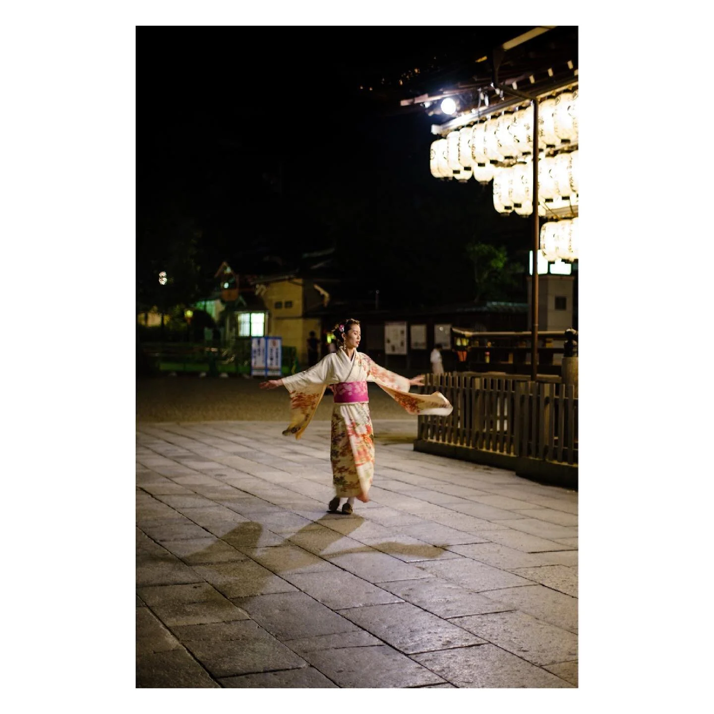 Once upon a time, we could go out at night... #lifebeforecovid19 .

#japonaise .
.
#explorekyoto #japan .
.
#visitjapan #exploreobserveshare #instatravel #travelling #asiatravel #fushimiinari #gion #kimono #shrine #roamtheplanet #travelphoto #welivet