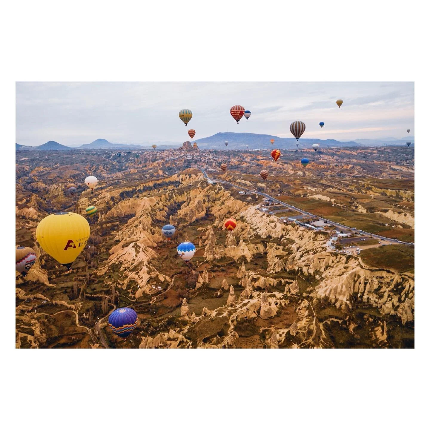 Flying .
.
#goreme #cappadocia #ballonride @travel_moreandmore #exploreobserveshare #iamatraveler #roamtheplanet #visitturkey🇹🇷 @europestyle_ #eurostyle_ #travelphotography #travellingthroughtheworld #travellingram 
#turkey #turkishairlines #europe