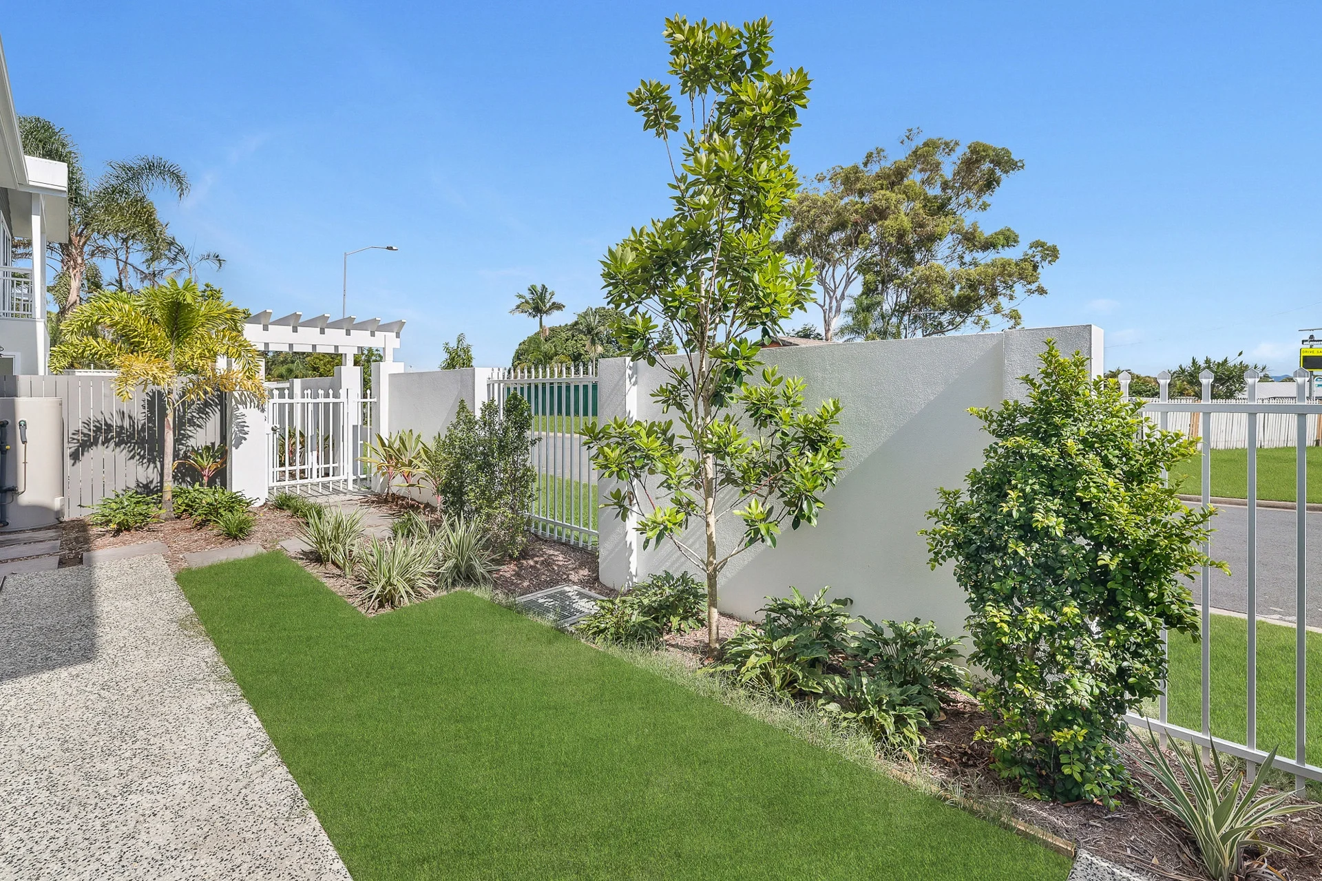 usher-av-labrador-03-garden.webp