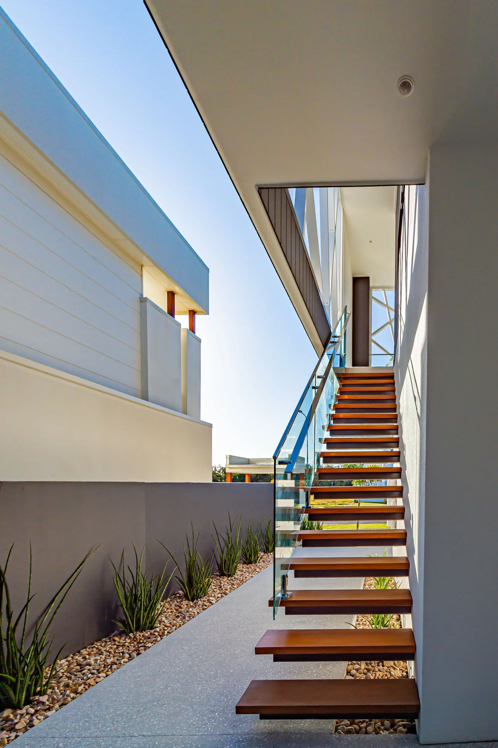 cylinders-66-kingscliff-05-floating-staircase.webp