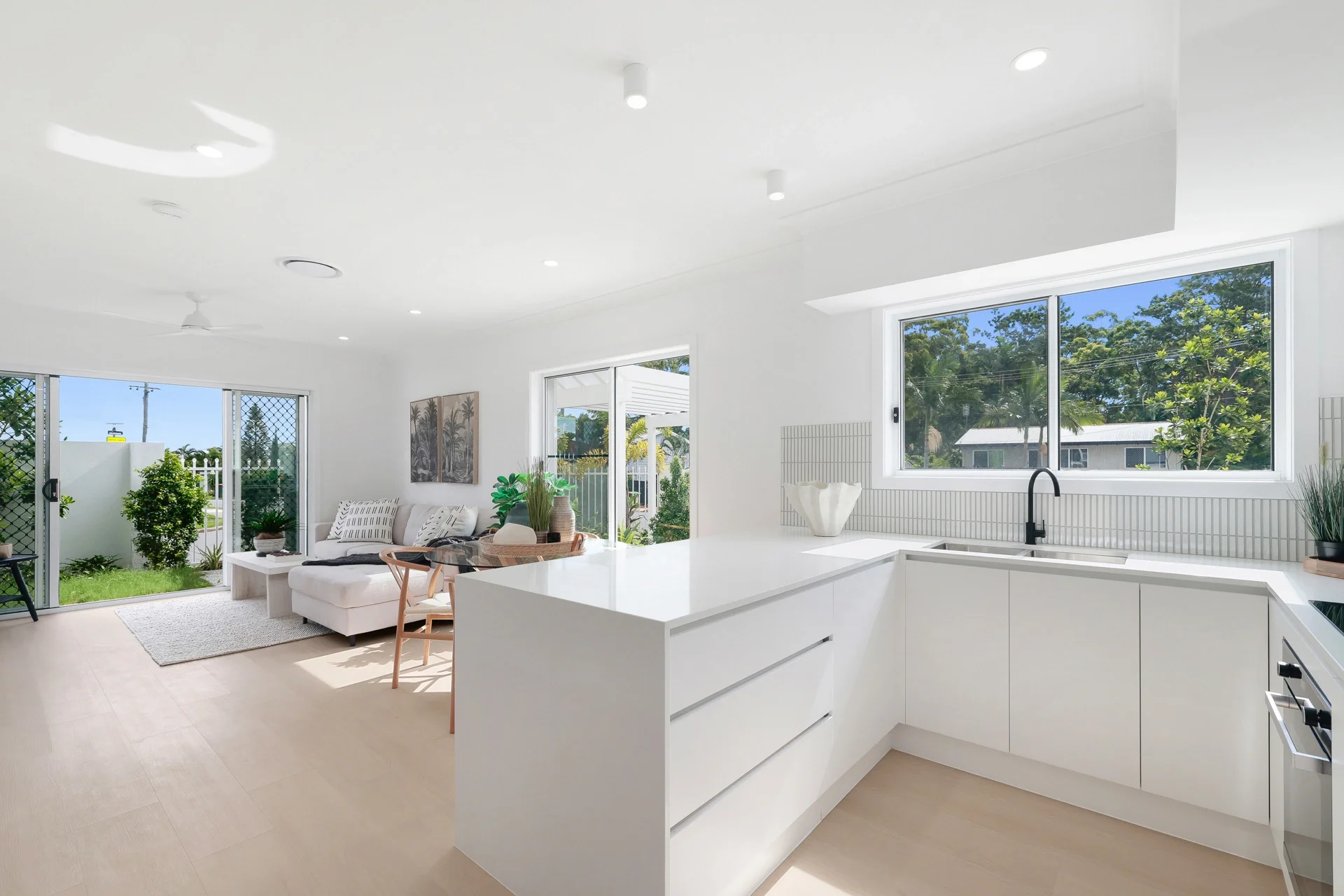 usher-av-labrador-05-living-and-kitchen.webp