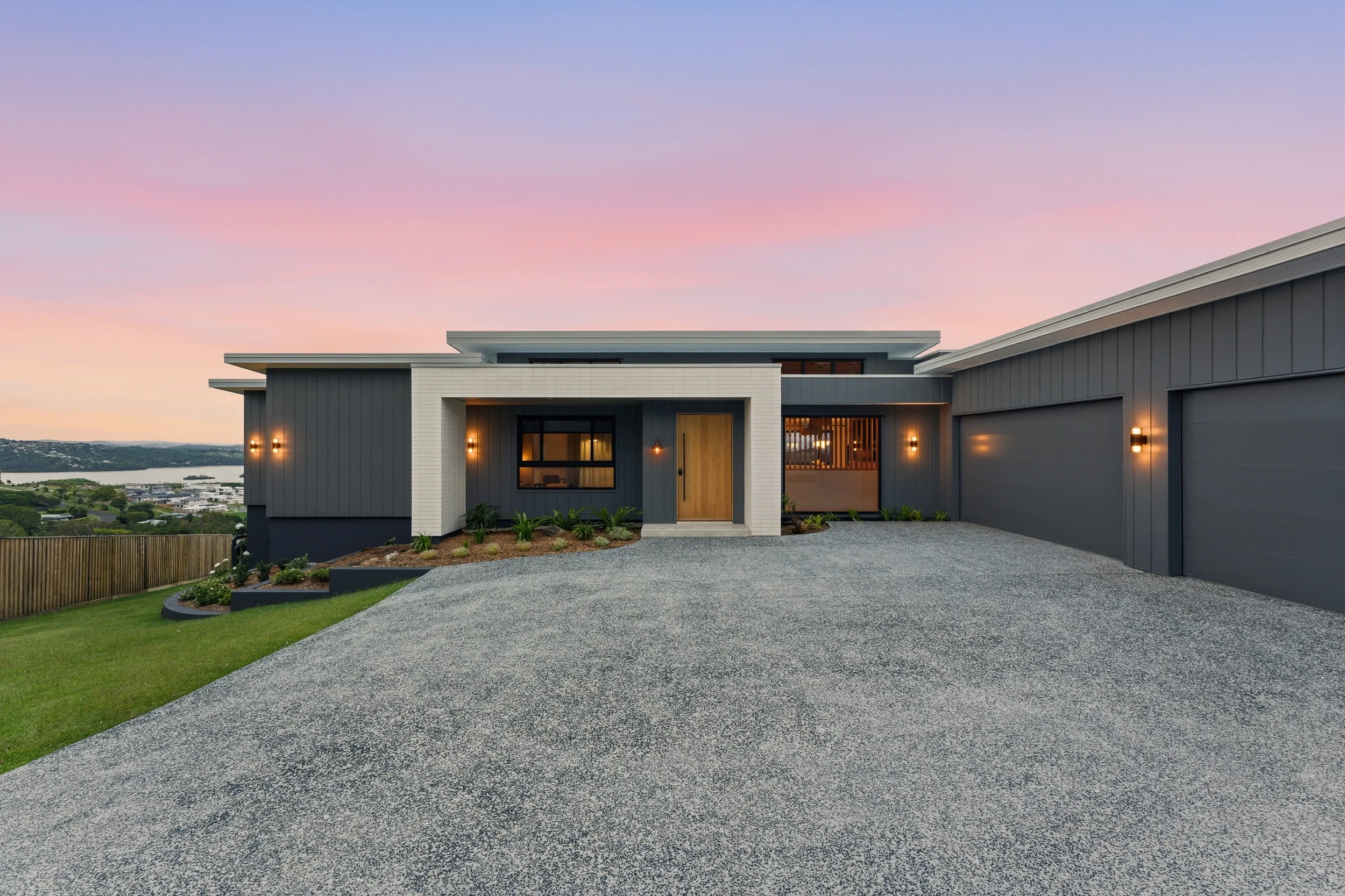 parkes-ln-terranora-01-front-at-dusk.webp