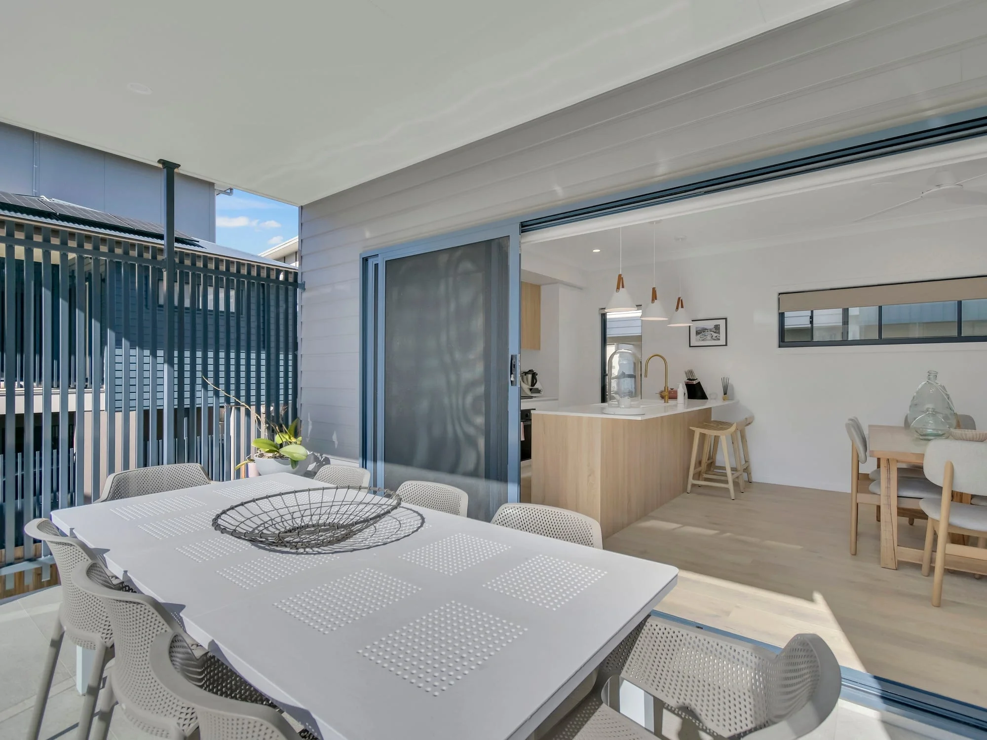 boomerang-st-kingscliff-03-dining-and-balcony.webp