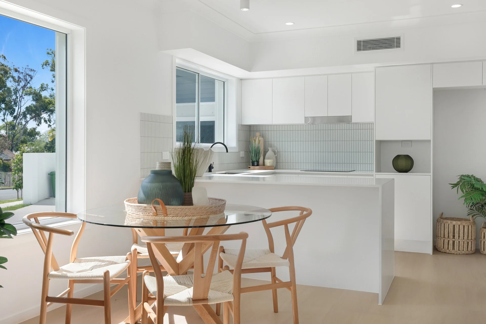 usher-av-labrador-07-dining-and-kitchen.webp