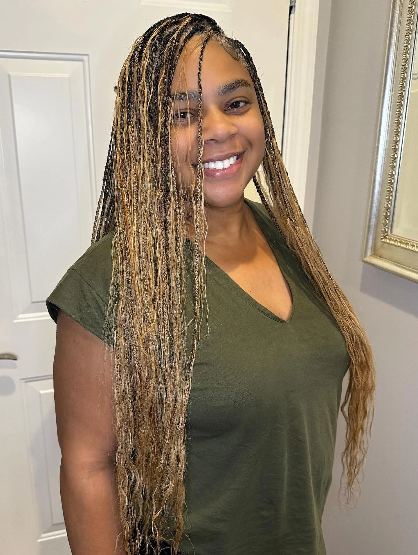 No worries, we&rsquo;ll come to you ✨

Knotless box braids with human hair, done in the comfort of your own space. Your home, your vibe, your schedule &ndash; we bring the salon experience straight to you 💫

Book your at-home session ➡️ Link in bio
