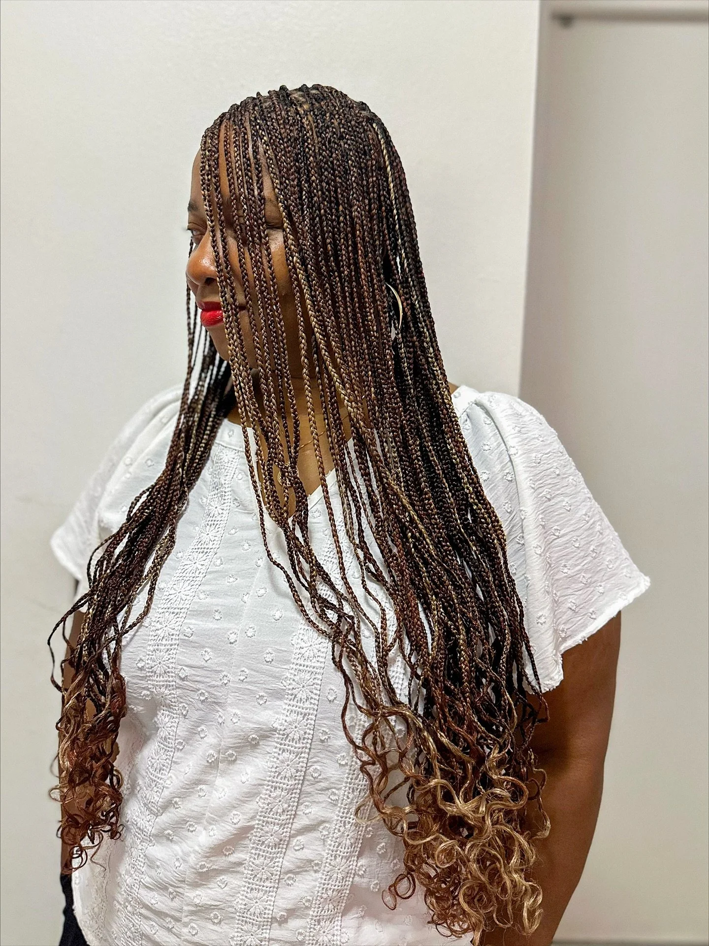 Custom Color Blend on Small Knotless Braids with Fall in mind 🍂🍁🤎

Colors Used:
#4
#613
#27
#30
Red

Tap the link in our bio to book.✨