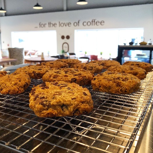 Freshly baked oatmeal raisin chocolate chip cookies 🍪😍