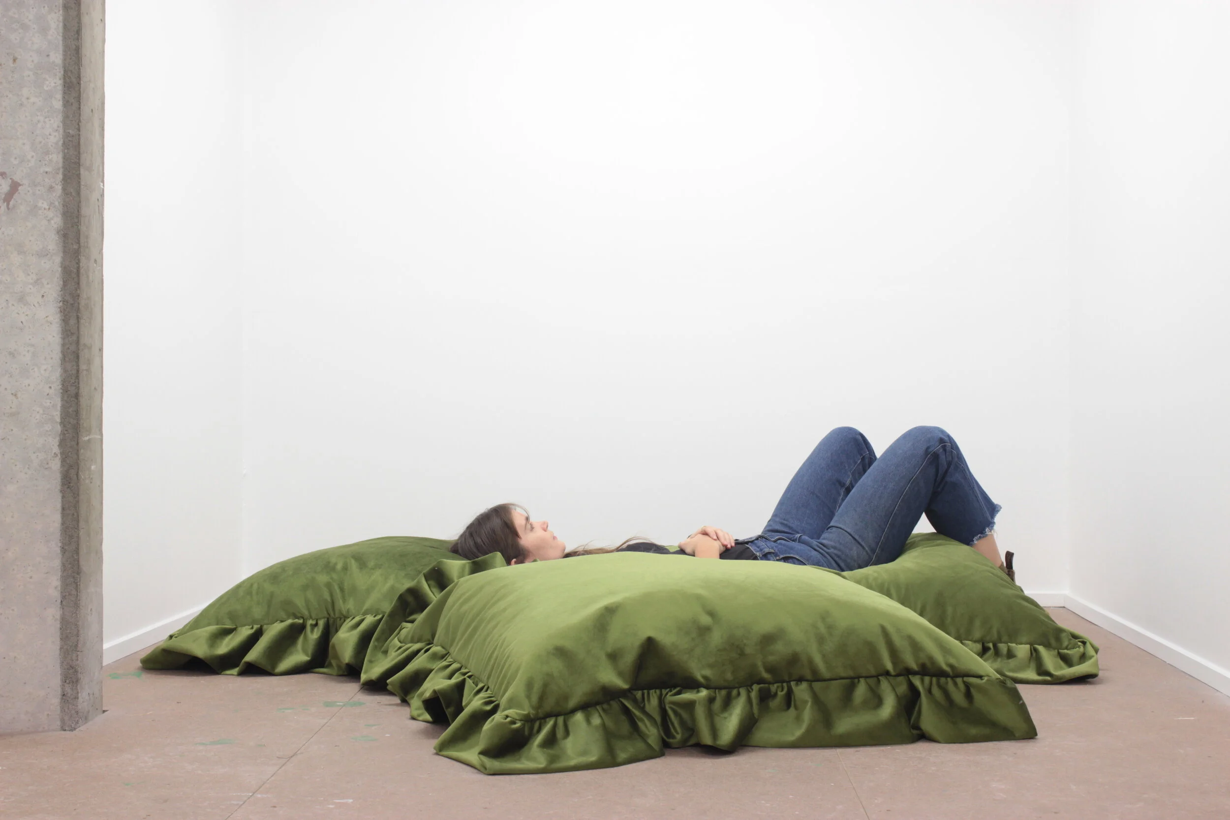  Kylie Spear, ‘Footsteps on the back path’ 2018. Sound installation, velvet cushions and essences of Jasmine Absolute, Blue Mallee Eucalyptus, and Kunzea. Photography by Bridie Gillman. 