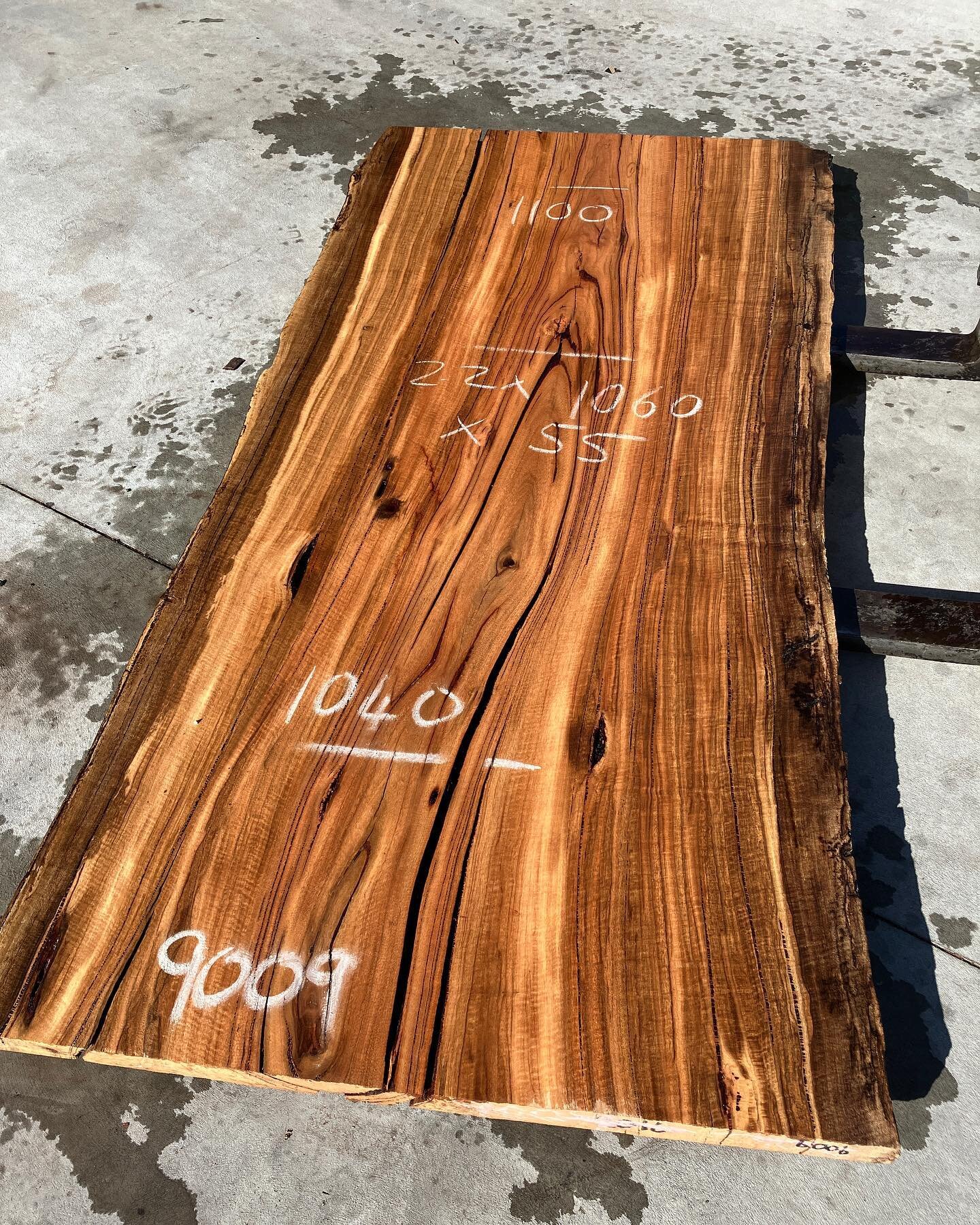 A very nice dining table sized Marri slab just off the Wizz. Mmmmm. Enjoy. 

#diningtable #timberdiningtable #slabdiningtable #tabletop