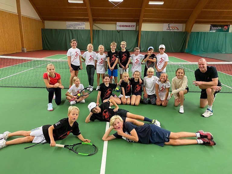 Vilken Sm&aring; Lirare kv&auml;ll med grupp 2 2010/2011. Barnen mot f&ouml;r&auml;ldrarna i br&auml;nnboll n&auml;r svenskt september v&auml;der &auml;r som b&auml;st. D&auml;refter pizza och tennis p&aring; Ullevi tennis. Tack Anna och Lotta f&ouml