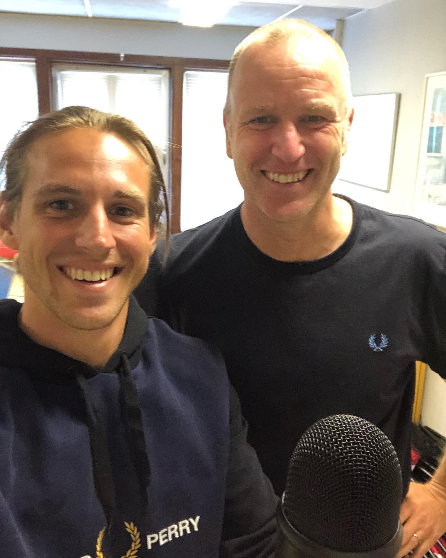 Magnus &rdquo;Gusten&rdquo; Gustafsson g&auml;star den h&auml;r veckan den nya tennispodcasten &rdquo;Tennismagasinets Podcast&rdquo;. D&auml;r pratar han om f&ouml;rdelar med att &rdquo;jaga i flock&rdquo;. Avsnittet finns p&aring; de flesta podcast