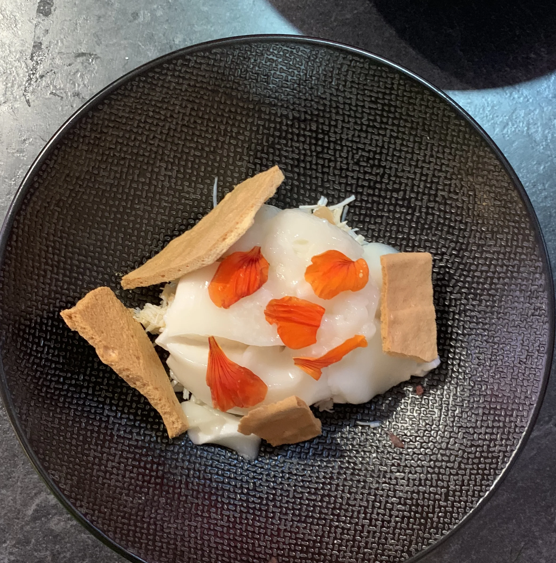 Tourteau, Amandes, Tagètes - Mauro Colagreco*** - 6/10