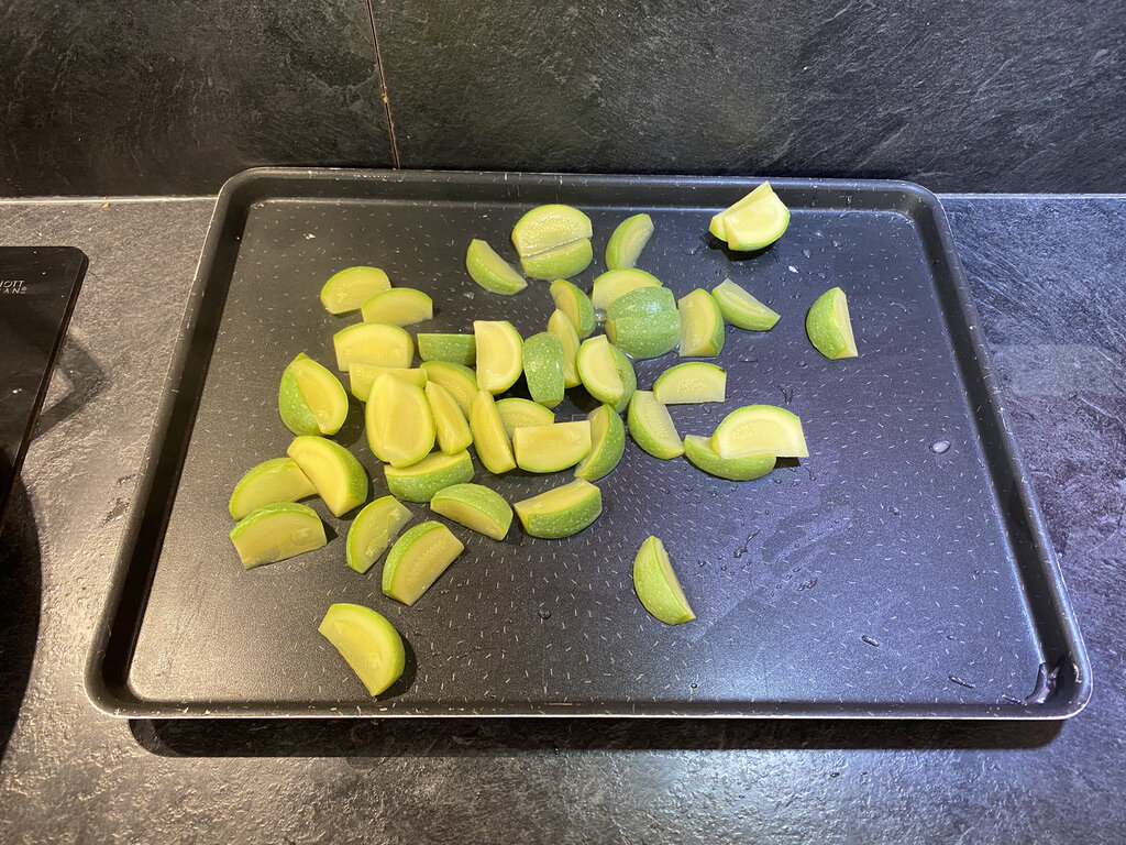 La cuisson des courgettes dans le fumet de poisson et la technique du “refroidissement sur plaque qui sort du congélateur” plutôt que de refroidir dans de l’eau et perdre le goût du fumet de poisson.