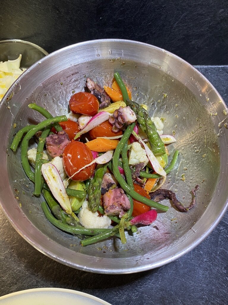 Je prépare l’assaisonnement dans un bol et pendant ce temps je mets au four à 80°C les légumes + le poulpe + les assiettes de service. Quand tout est chaud je mélange avec l’assaisonnement puis je dresse. Ce n’est pas conventionnel mais c’est le seul moyen de dresser sans avoir une brigade de 5 personnes.