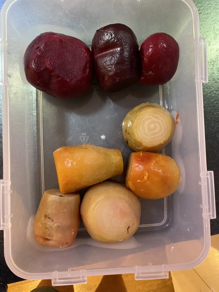 Les betteraves cuites. J’ai essayé une version avec de la betterave rouge et une avec de la jaune (qui rend beaucoup moins bien).