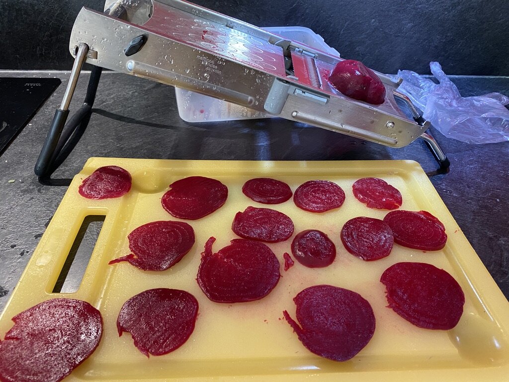 Découpe des betteraves à la mandoline avant de mettre un coup d’emporte-pièce.