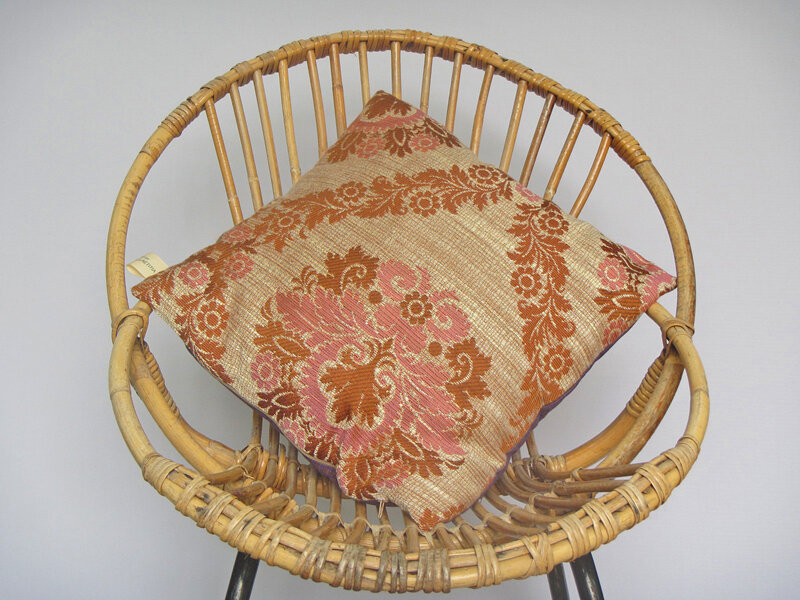 Atelier 2060 | Cushion Cover | Flowers with dark purple