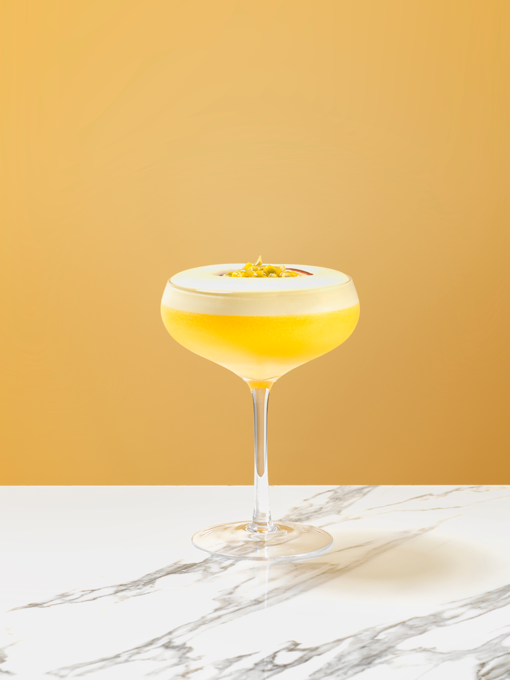 Passion fruit martini. Желтый коктейль. Желтый коктейль алкогольный. Коктейль желтый мартини. Коктейли на желтом фоне.