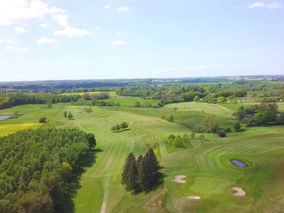 Drönarbild över golfbanan