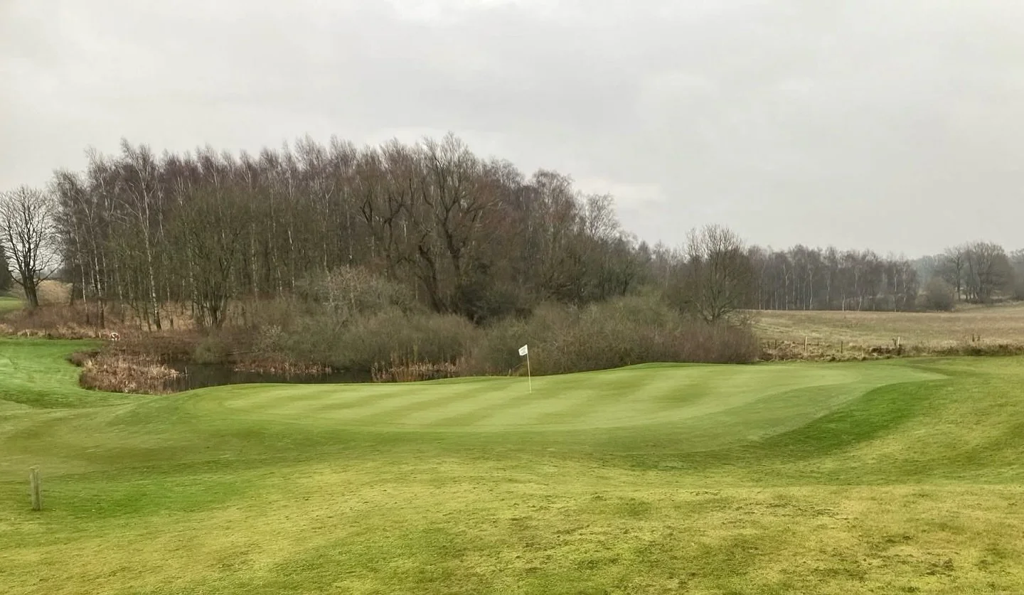 Golfbanan &auml;r &ouml;ppen helgen v.49!

F&ouml;r er som s&ouml;ker en paus fr&aring;n julst&ouml;ket och vill passa p&aring; s&aring; l&auml;nge v&auml;dret till&aring;ter, har vi banan &ouml;ppen, s&aring;klart med sommargreener och utan slagmatt