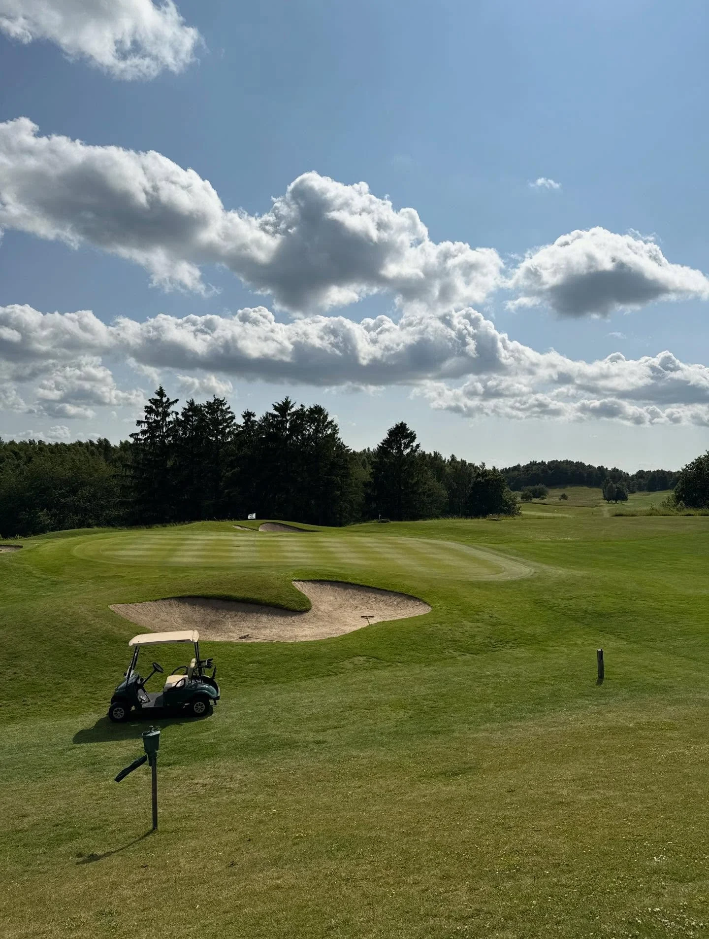 Erinnert sich jemand an diese Tage?!

Aber wir müssen nicht so lange warten, um die Bahn zu genießen, denn jetzt ist sie vollständig geöffnet, sowohl die Bahn als auch die Ranch, und das sogar mit regulären Grüns.

Wir haben bereits 