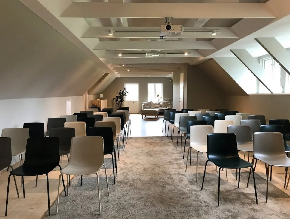 Meetings, die sich tatsächlich wie eine Auszeit anfühlen 🌿

Bei uns versammeln Sie sich in einer Konferenzumgebung, umgeben von Ruhe, Grün und weiten Ausblicken – genau dort, wo die Gedanken etwas freier fließen können. Hier ist es 