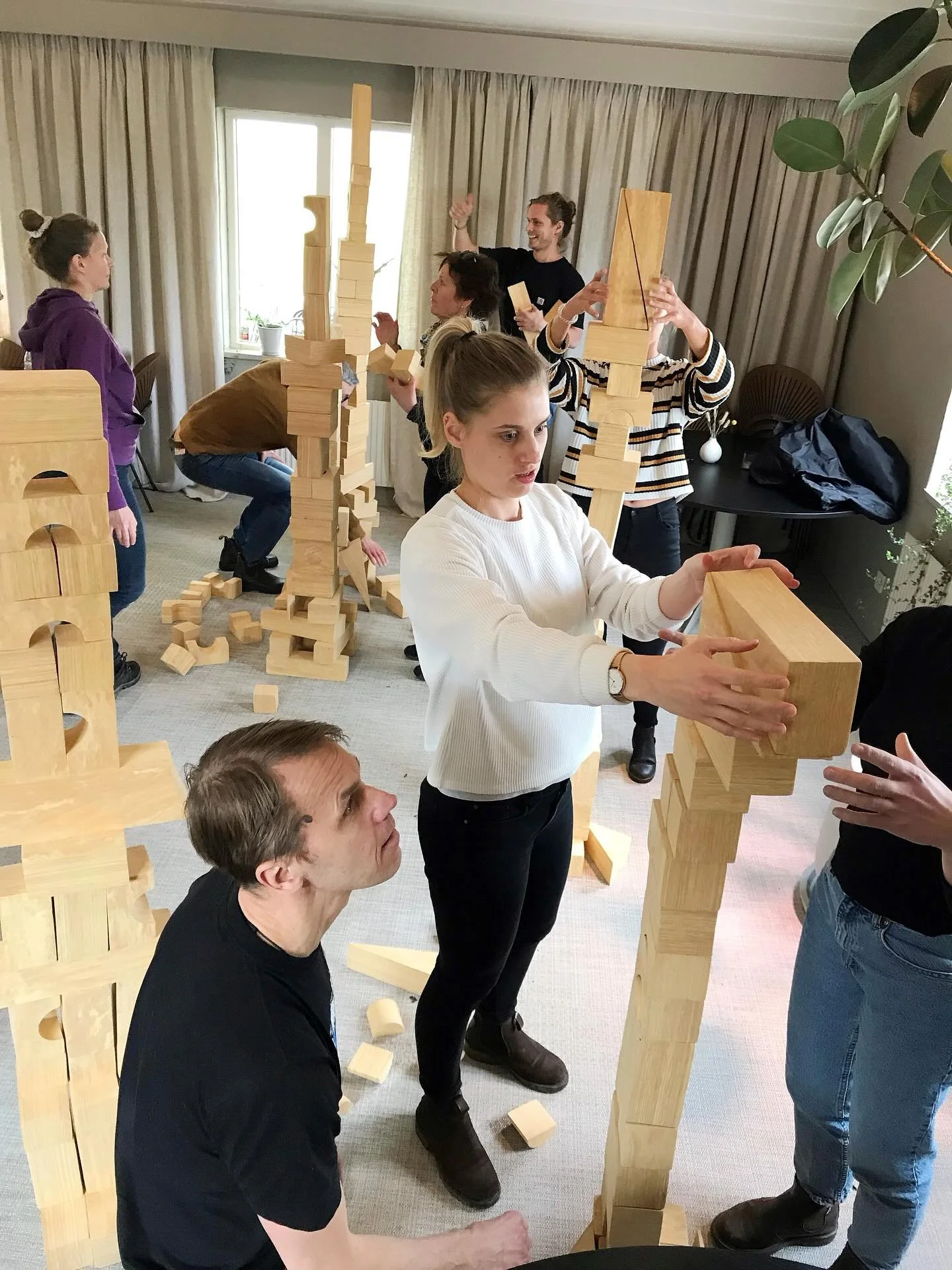 Eine etwas andere Konferenzpause – ein unterhaltsamer Programmpunkt, der neue Energie spendet!

Wenn Sie eine Konferenz bei uns buchen, haben Sie die Möglichkeit, Aktivitäten hinzuzufügen, um die Zusammenarbeit zu fördern, gemeinsam Spaß zu haben und vielleicht sogar Wettkämpfe zu veranstalten, wenn die