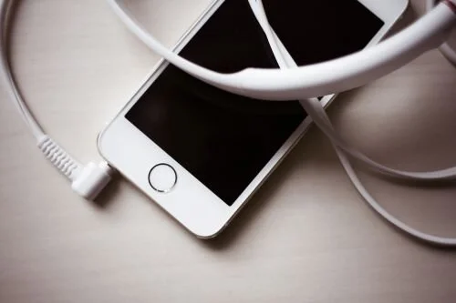 iphone-smartphone-technology-white-wire-gadget-1082873-resized 500px-pxhere.com.jpg