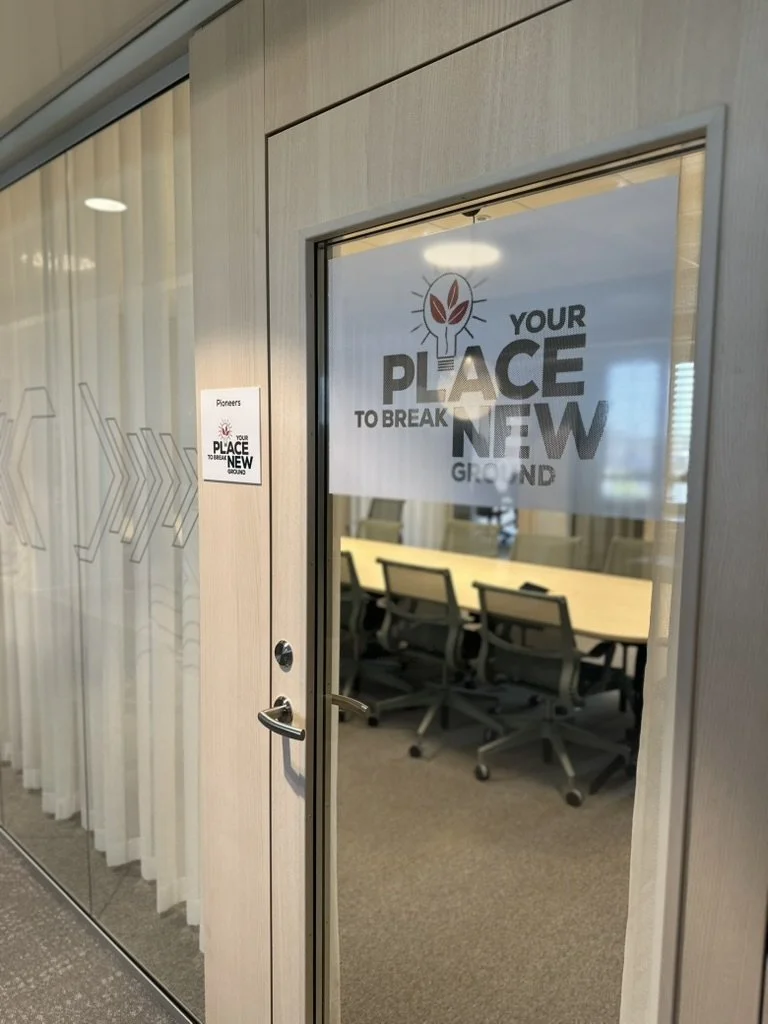 Dörr intill mötesrum.jpeg