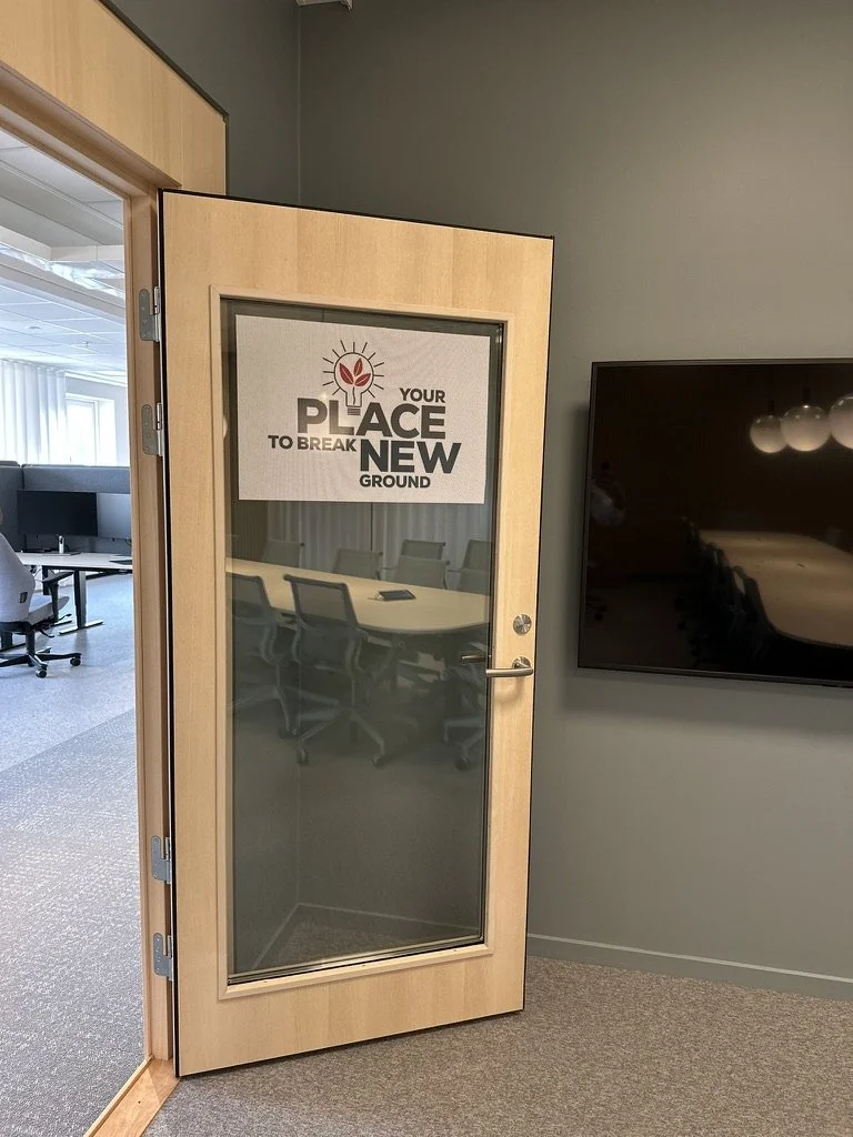 Dörr intill mötesrum.jpeg