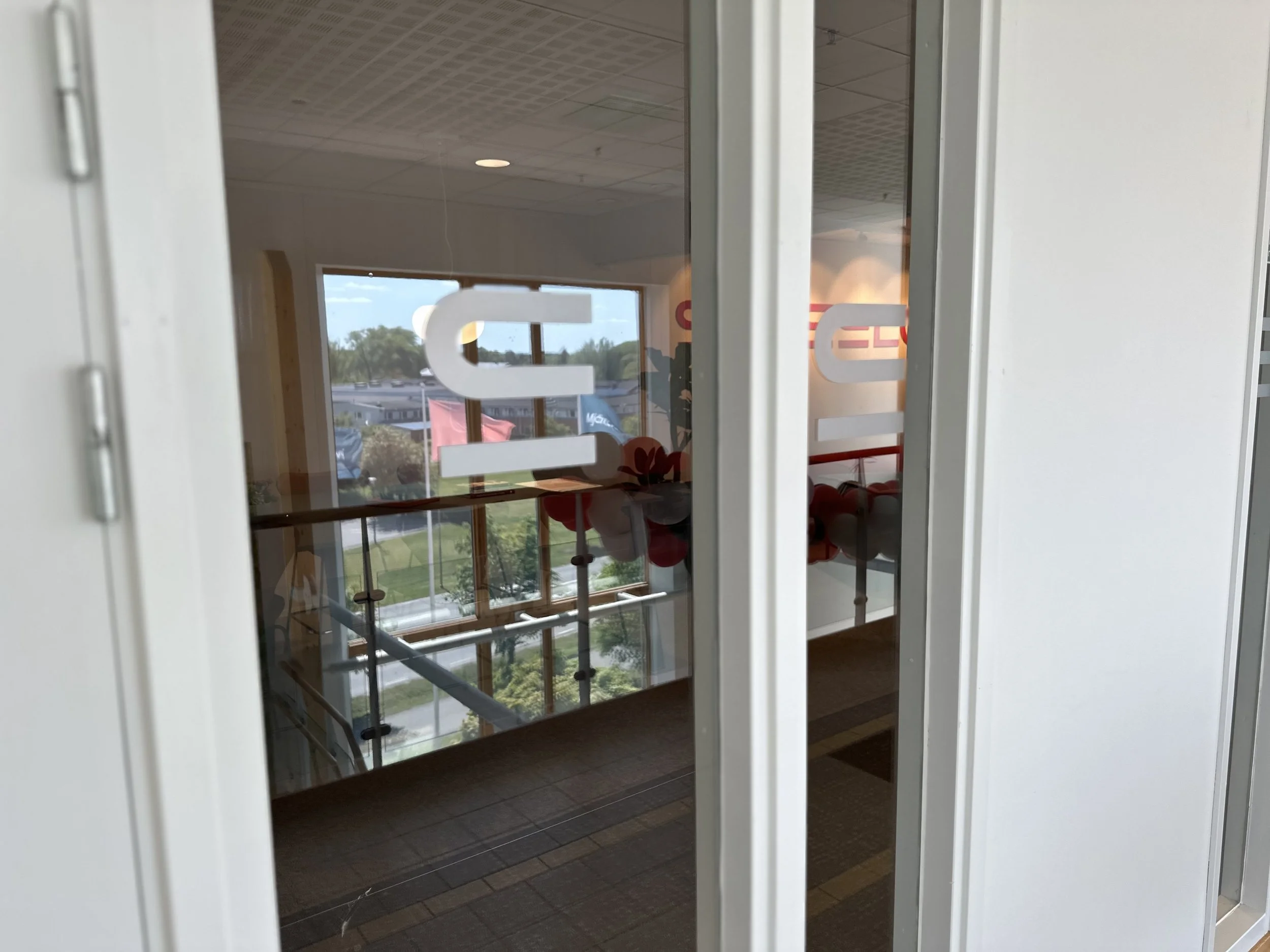 S på glas vid entré 1.jpeg