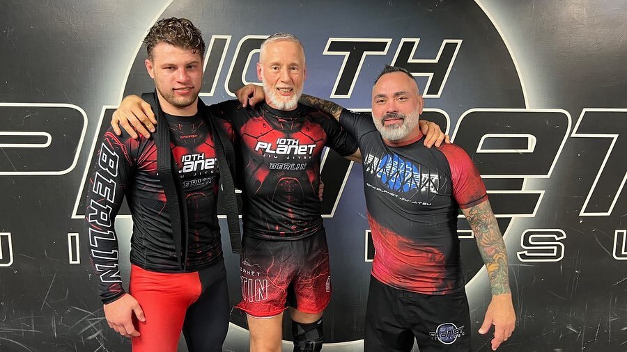 Congrats to our co-coach @janljacob who just reiceived his 10th Planet black belt from @ralfwarneking 👏 
Also congrats to our head coach Ralf who got his 3rd degree from master @eddiebravo10p 🙌

The whole gym is so proud! 🎉

#10thplanet #10p #bjjb