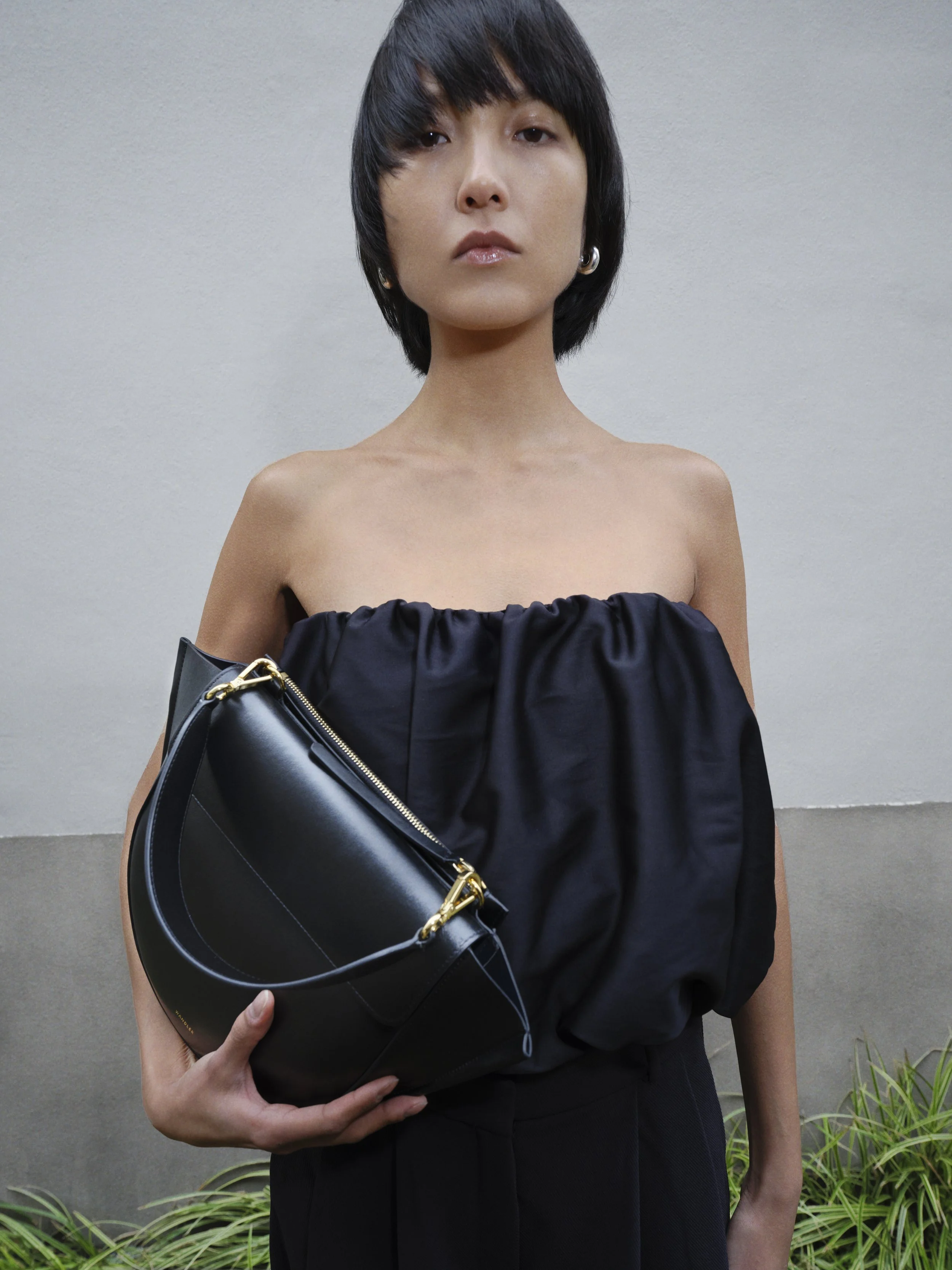WANDLER_SS24_CAMPAIGN_HORTENSIA_MEDIUM_BLACK 2.jpg