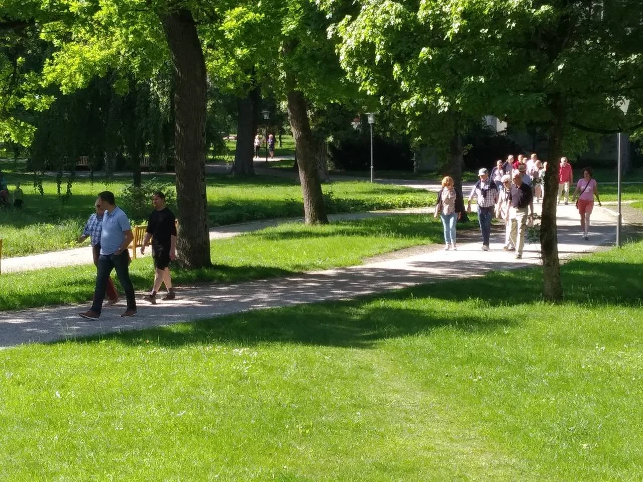 Im Gespräch auf dem Weg durch den Kurpark zur Asklepios Stadtklinik ins Reutbergstüberl