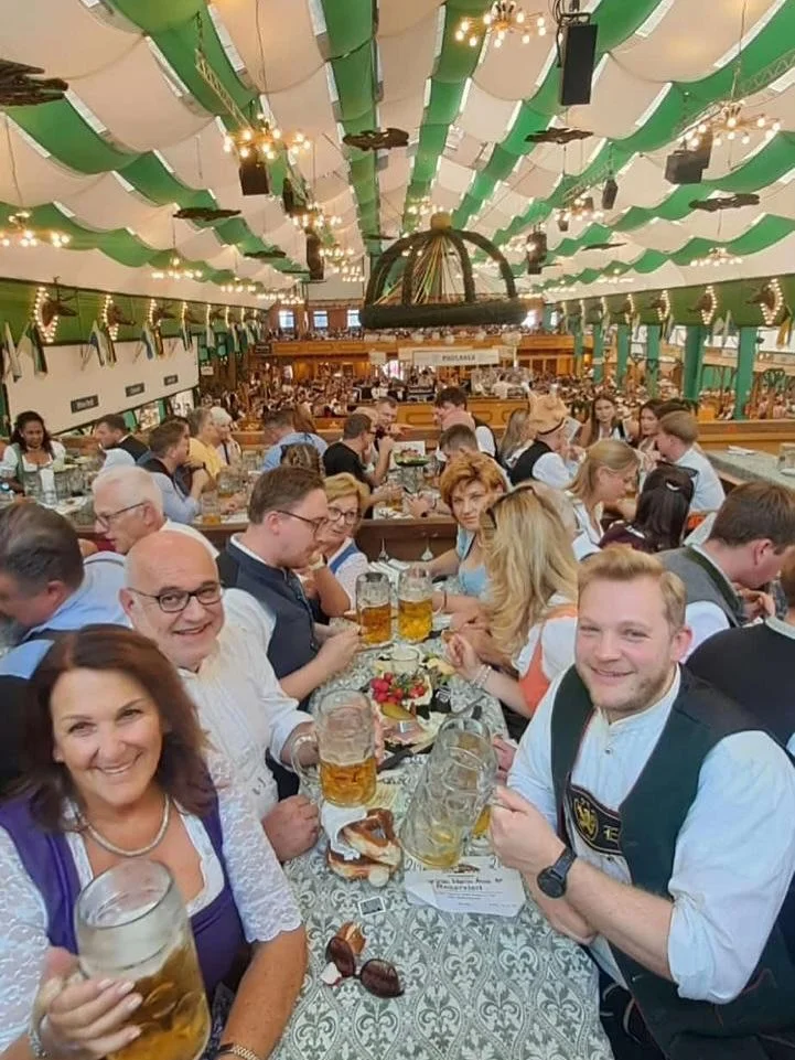 R&uuml;ckblick auf letzten Sonntag auf den @oktoberfest Ausflug unseres Ortverbandes. Bei milden 40 Grad 🥵, einer guten Brotzeit und k&uuml;hlem Bier 🍻 haben wir das @armbrustschuetzenzelt und den Festumzug besucht. Anschlie&szlig;end ging es f&uum