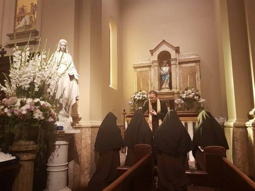  Fr Duncan Wong FSSP blesses the Nuns at Our Lady’s side altar. 