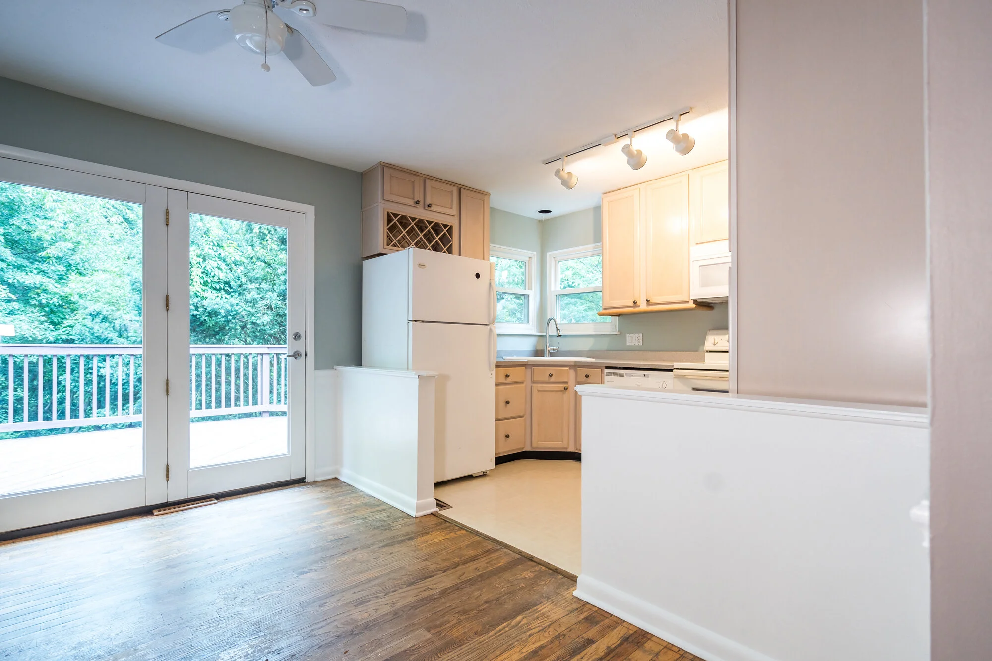4-Kitchen1.jpg