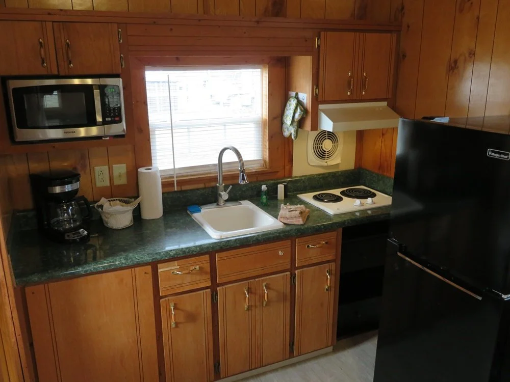 cabin-kitchenette-theglades-cabinrentals.JPG