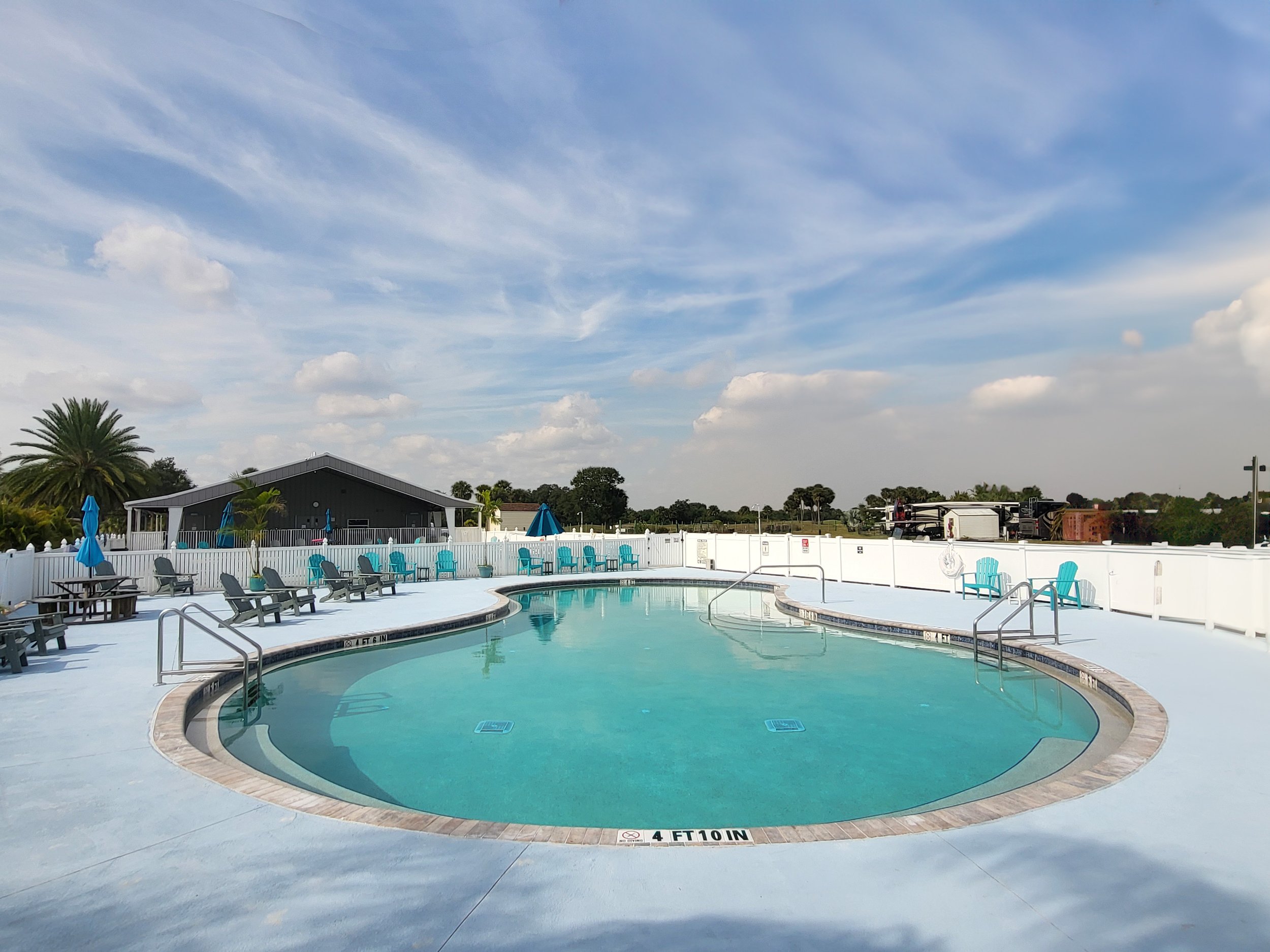 swimmingpool-thegladesresort.JPEG