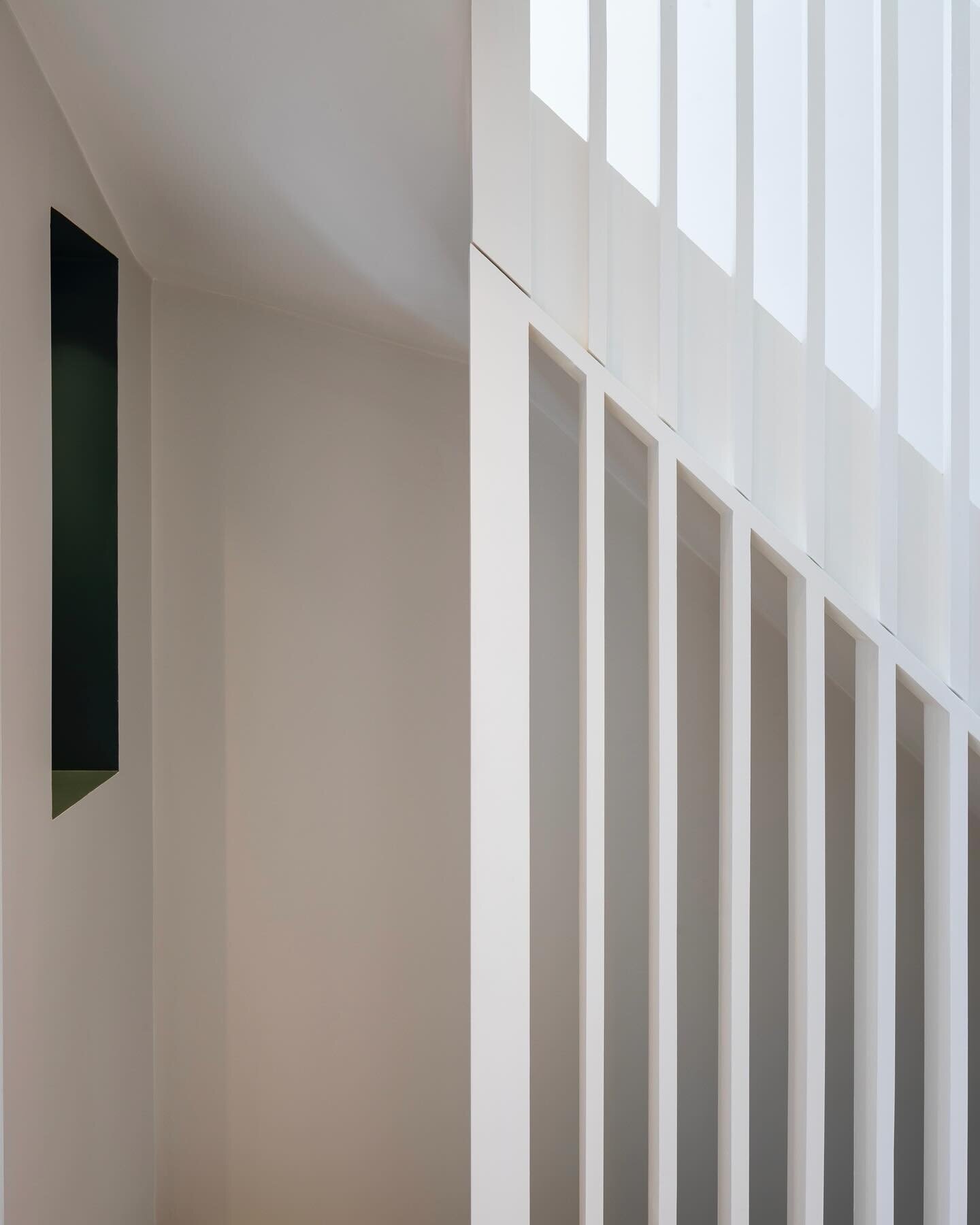 TOOTING CONTEMPORAINE 

A new painted timber staircase runs through the house, with simple slatted balustrades becoming screens to the first floor. The screens were designed to be removable to assist in moving furniture. 

A double height hallway at 