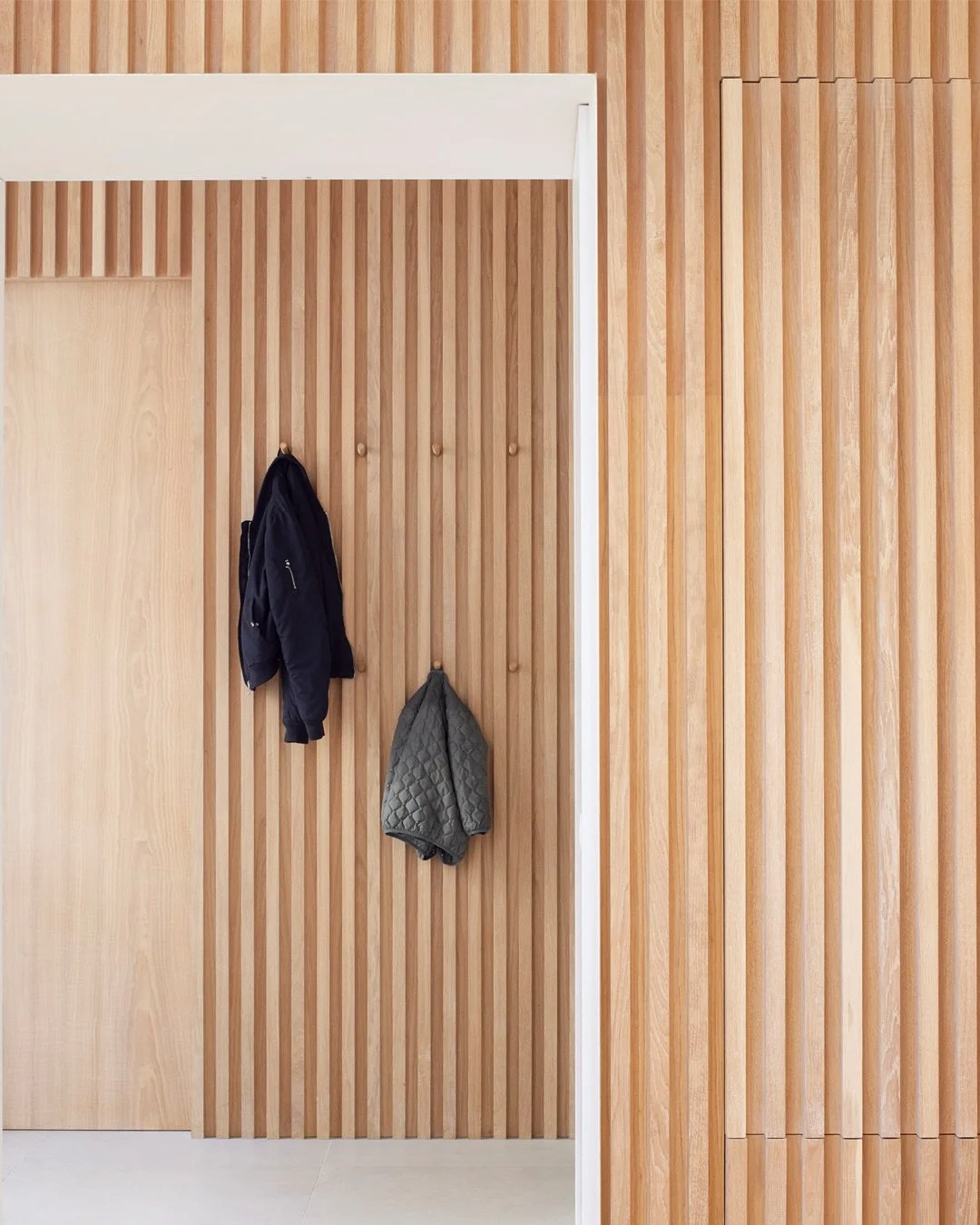BOUNDARY ESTATE HOUSE

Fold-back doors lead to the hallway, wrapped in the same oak to create a seamless flow, while sliding panels reveal a tucked-away study with a custom desk and coat storage.

Photography by @richchiversphoto

 #londonextensions 